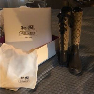 Worn once! Authentic coach rain boat. Box/dust bag